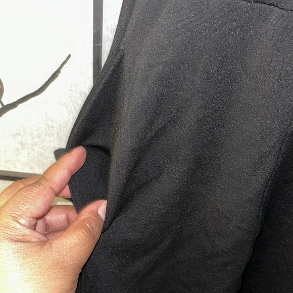 City chic little black dress with pockets - Picture 4 of 9